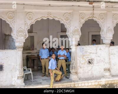 Inde, Rajasthan, Jodhpur. Les garçons de l'école dans la salle de classe du temple de Maha Mandir inutilisé. Les chambres autour du mandir ou du temple sont utilisées comme une école pour b Banque D'Images