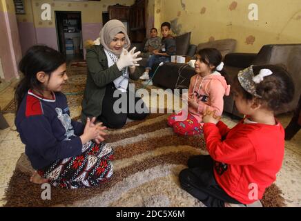 Pékin, Chine. 25 mars 2020. Une infirmière palestinienne donne une formation en hygiène aux enfants au camp de réfugiés d'Askar, près de la ville de Naplouse, en Cisjordanie, le 25 mars 2020. Crédit: Nidal Eshtayeh/Xinhua/Alamy Live News Banque D'Images