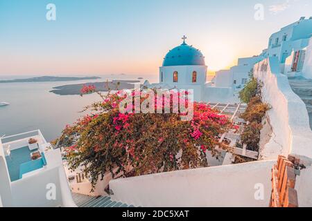 Magnifique coucher de soleil paysage de voyage et de destination de vacances célèbres. Concept aventure été de luxe. Vue magnifique sur le village d'Oia Santorini, Grèce Banque D'Images