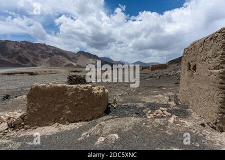 Cimetière avec de vieilles tombes de boue abandonnées à Murghab au Tadjikistan. Banque D'Images