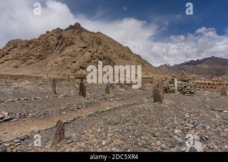 Cimetière avec de vieilles tombes et tombes de boue abandonnées à Murghab au Tadjikistan. Banque D'Images