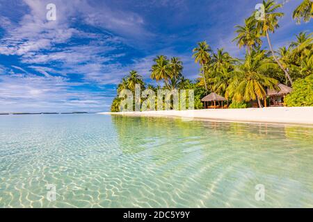 Paysage touristique époustouflant. Station balnéaire luxueuse, palmiers sur l'eau de mer calme, villas de plage et ciel bleu. Destination romantique, vacances, vacances Banque D'Images