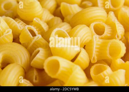 Pâtes italiennes Gomiti Elbow Macaroni, crues et sèches non cuites Banque D'Images