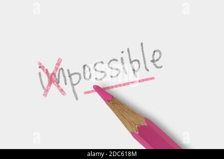 Le mot impossible corrigé avec un crayon rose sur fond blanc - concept de rendre l'impossible possible Banque D'Images