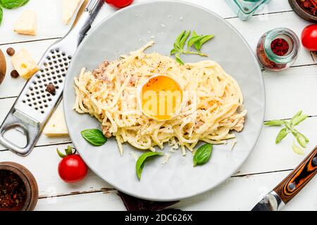 Pâtes carbonara ou spaghetti au bacon et au parmesan. Plats italiens de spaghetti alla carbonara Banque D'Images