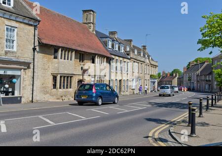 Début de l'été, vue sur la rue de la jolie ville marchande de Higham Ferrers, Northamptonshire, Royaume-Uni Banque D'Images