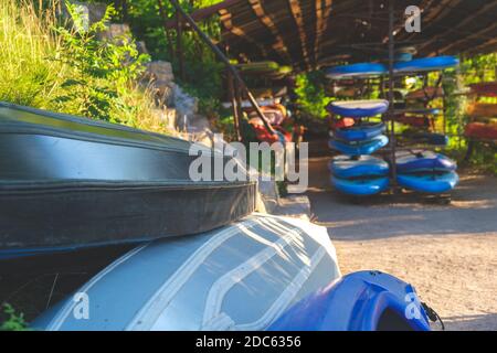 Parc de kayaks. Sport, kayak. Bateau pour le rafting sur l'eau. Banque D'Images