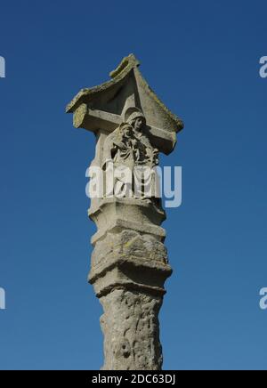 Croix historique du XIVe siècle dans la cour de l'église de Sainte Marie la Vierge, Higham Ferrers, Northamptonshire, Royaume-Uni Banque D'Images