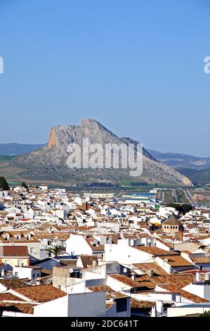 Vue sur les toits de la ville vers la Montagne des amoureux, Antequera, la province de Malaga, Andalousie, Espagne, Europe. Banque D'Images