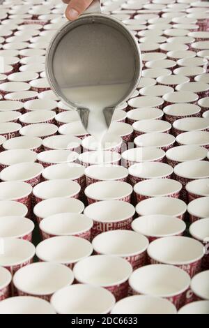 Un chef prépare l'ayran Banque D'Images