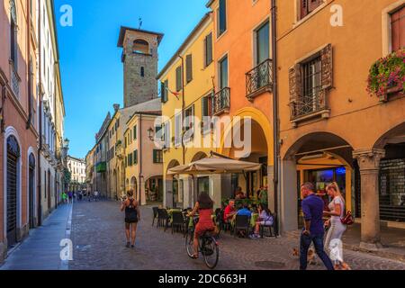 Vue sur le cycliste, les piétons et le café dans la rue pavée de via Roma, Padoue, Vénétie, Italie Banque D'Images