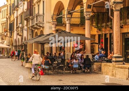 Vue sur le cycliste, les piétons et le café dans la rue pavée de via Roma, Padoue, Vénétie, Italie Banque D'Images