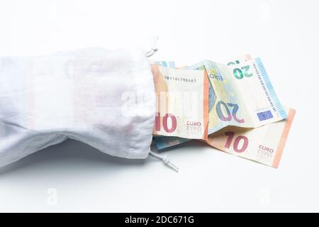 Sac plein d'argent en billets d'euros, économisant en dehors du système bancaire traditionnel. Billets en euros à l'intérieur d'un sac blanc. Blanchiment d'argent. Banque D'Images