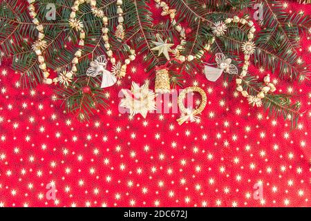 Mise en page créative pour Noël.motif de décoration de Noël avec fond rouge. Espace de concept de pose à plat minimal pour le texte.composition de Noël.branches de l'arbre Banque D'Images