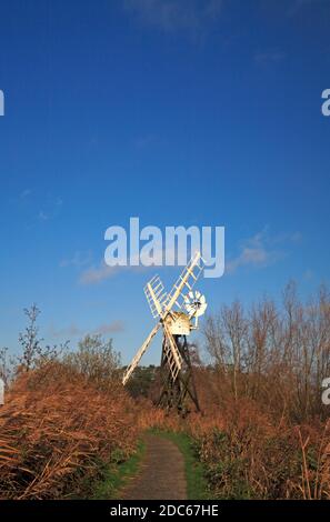 Une vue de l'usine de Drainage Boardman par la rivière Ant sur les Norfolk Broads Comment Hill, Ludham, Norfolk, Angleterre, Royaume-Uni. Banque D'Images