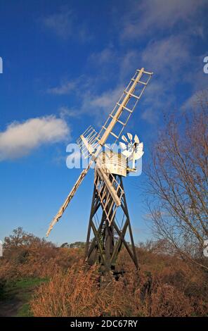 Une vue de l'usine de Drainage Boardman par la rivière Ant sur les Norfolk Broads Comment Hill, Ludham, Norfolk, Angleterre, Royaume-Uni. Banque D'Images