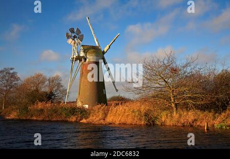 Une vue de l'usine de drainage de Turf Fen près de la rivière Ant sur les Norfolk Broads vue de How Hill, Ludham, Norfolk, Angleterre, Royaume-Uni. Banque D'Images