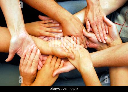 atteindre et toucher les mains, communication non verbale et symbole de solidarité Banque D'Images