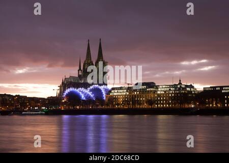 Vue du quartier Deutz à la cathédrale, au théâtre musical Dome et au bâtiment Neue Direktion, Rhin, Cologne, Allemagne. Blick von de Banque D'Images