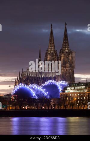 Vue du quartier Deutz à la cathédrale, au théâtre musical Dome et au bâtiment Neue Direktion, Rhin, Cologne, Allemagne. Blick von de Banque D'Images