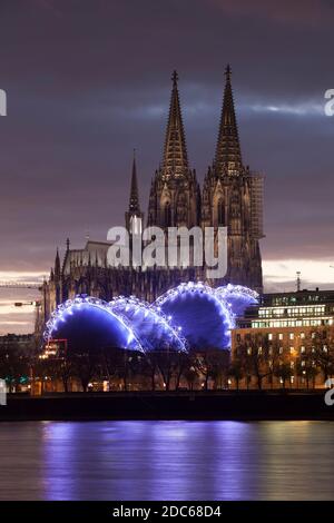 Vue du quartier Deutz à la cathédrale, au théâtre musical Dome et au bâtiment Neue Direktion, Rhin, Cologne, Allemagne. Blick von de Banque D'Images