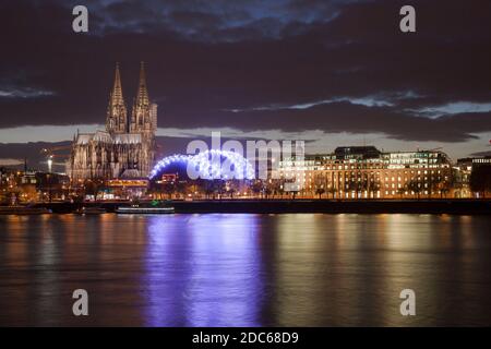 Vue du quartier Deutz à la cathédrale, au théâtre musical Dome et au bâtiment Neue Direktion, Rhin, Cologne, Allemagne. Blick von de Banque D'Images