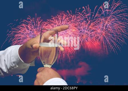 portez un toast à la nouvelle année avec des feux d'artifice Banque D'Images