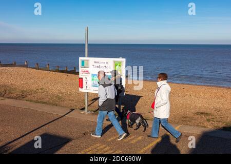 Une famille marche son chien le premier jour de Lockdown sur la Promenade, profitant du soleil fort, Tankerton, Kent, Royaume-Uni Banque D'Images