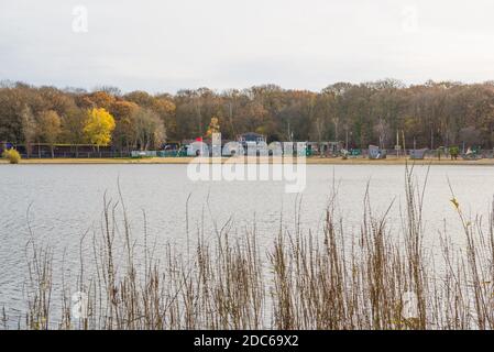 Vue sur le lac à Ruislip Lido vers le café, la plage et l'aire de jeux pour enfants. Ruislip, Angleterre, Royaume-Uni Banque D'Images