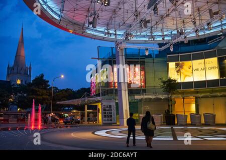 Crépuscule le soir à Capitol Piazza (centre commercial) et à la cathédrale Saint-André dans le quartier de Raffles City, Singapour Banque D'Images