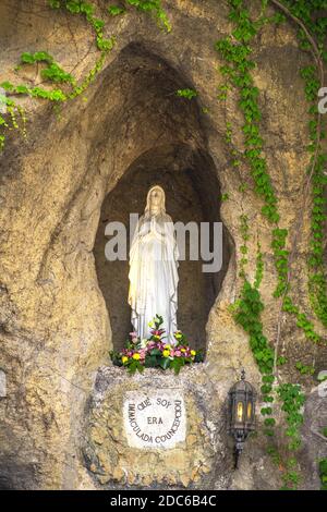 Rome, Vatican / Italie - 2019/06/15: Sanctuaire de notre-Dame de l'Immaculée conception - Nostra Signora dell’Immacolata Concezione - de Lourdes in Banque D'Images