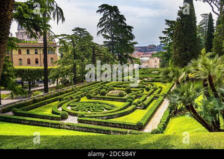 Rome, Cité du Vatican / Italie - 2019/06/15: Section jardin italien des Jardins du Vatican dans l'État de la Cité du Vatican Banque D'Images