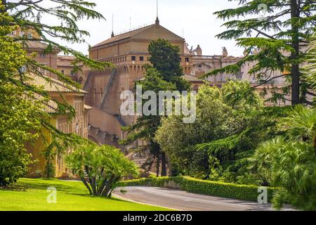 Rome, Cité du Vatican / Italie - 2019/06/15: Extérieur de la Chapelle Sixtine - Cappella Sistina - vu des Jardins du Vatican dans l'État de la Cité du Vatican Banque D'Images