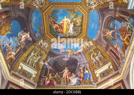 Rome, Cité du Vatican / Italie - 2019/06/15: La fresque d'Apollon et des Muses par Tommaso Conca et d'autres fresques de plafond dans la salle Muses du Vatican M. Banque D'Images
