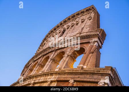 Rome, Italie - 2019/06/16: Murs extérieurs de l'ancien Colisée romain - Colosseo - connu aussi sous le nom d'amphithéâtre Flavian - Anfiteatro Flavio - en ev Banque D'Images