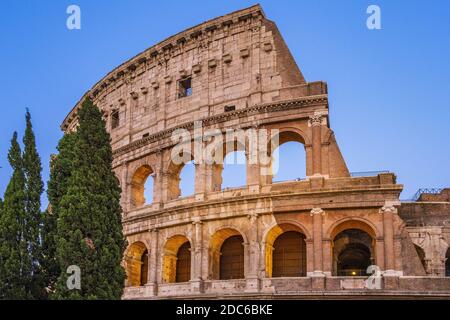 Rome, Italie - 2019/06/16: Murs extérieurs de l'ancien Colisée romain - Colosseo - connu aussi sous le nom d'amphithéâtre Flavian - Anfiteatro Flavio - en ev Banque D'Images