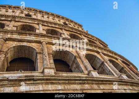 Rome, Italie - 2019/06/16: Murs extérieurs de l'ancien Colisée romain - Colosseo - connu aussi sous le nom d'amphithéâtre Flavian - Anfiteatro Flavio - en ev Banque D'Images