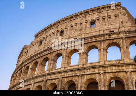 Rome, Italie - 2019/06/16: Murs extérieurs de l'ancien Colisée romain - Colosseo - connu aussi sous le nom d'amphithéâtre Flavian - Anfiteatro Flavio - en ev Banque D'Images