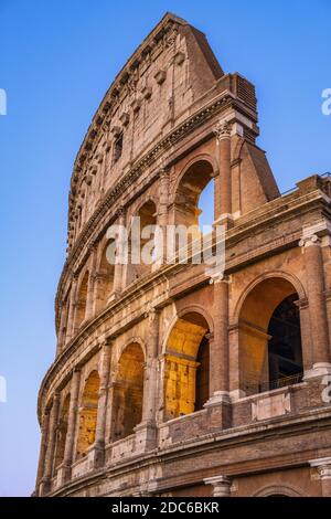 Rome, Italie - 2019/06/16: Murs extérieurs de l'ancien Colisée romain - Colosseo - connu aussi sous le nom d'amphithéâtre Flavian - Anfiteatro Flavio - en ev Banque D'Images