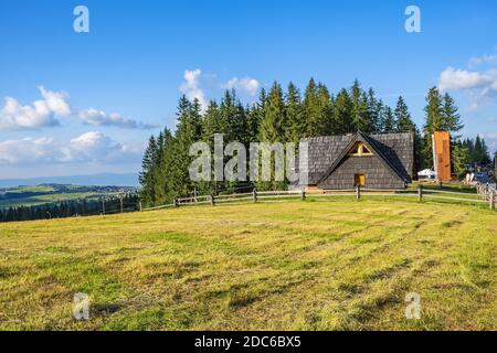 Zakopane, Lesser Pologne / Pologne - 2019/06/29: Vue panoramique sur la montagne Gubalowka au-dessus de la station de Zakopane à Tatra Maintient avec style Mo Banque D'Images