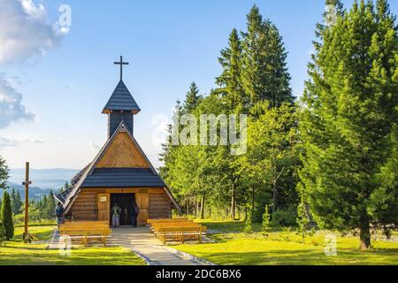 Zakopane, Lesser Pologne / Pologne - 2019/06/29: Sainte Marie de la chapelle Rosaire à la montagne Gubalowka au-dessus de la station de Zakopane à Tatra Maintient Banque D'Images