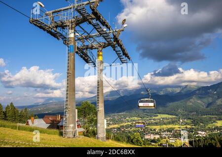 Zakopane, Lesser Pologne / Pologne - 2019/06/29: Vue panoramique sur les montagnes Tatra au-dessus de la station de Zakopane avec télésiège à Butorowy Wie Banque D'Images