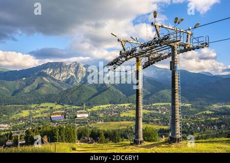 Zakopane, Lesser Pologne / Pologne - 2019/06/29: Vue panoramique sur les montagnes Tatra au-dessus de la station de Zakopane avec télésiège à Butorowy Wie Banque D'Images