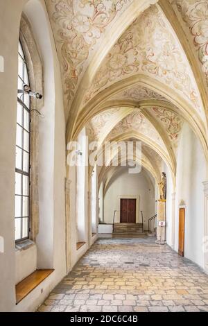 Tyniec, Lesser Pologne / Pologne - 2019/06/30 : cloître gothique et passages de l'abbaye bénédictine de Tyniec à la Vistule près de Cracovie Banque D'Images