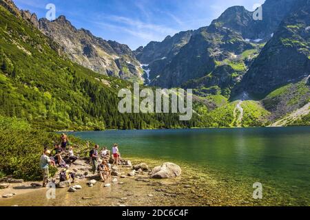 Zakopane, Lesser Pologne / Pologne - 2019/06/29: Foules de touristes profitant de la météo ensoleillée et des paysages de montagnes à l'étang Morskie Oko à High Tatra M Banque D'Images