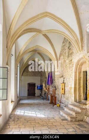 Tyniec, Lesser Pologne / Pologne - 2019/06/30 : cloître gothique et passages de l'abbaye bénédictine de Tyniec à la Vistule près de Cracovie Banque D'Images