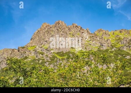 Zabia Gran ridge et pics s'élevant au-dessus des lacs Czarny Staw pod Rysami et Morskie Oko dans les montagnes Tatra en Pologne Banque D'Images