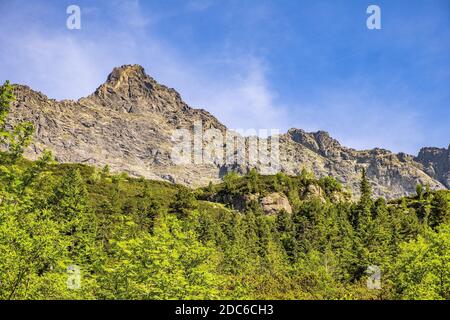 Lower Rysy - Niznie Rysy - et Rysy pics s'élevant au-dessus de Czarny Staw pod Rysami, Black Pond au-dessous de Rysy, dans les montagnes Tatra en Pologne Banque D'Images