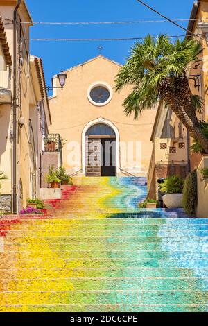 Arzachena, Sardaigne / Italie - 2019/07/19: Escaliers célèbres de Sainte-Lucie menant à l'église de Sainte-Lucie - Chiesa di Santa Lucia - à Arzachena, sa Banque D'Images