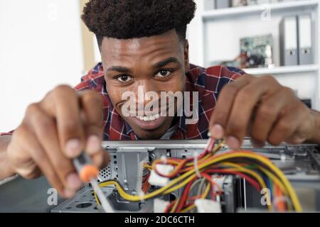 homme bénéficiant d'une connexion internet rapide Banque D'Images